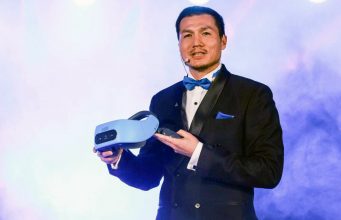 Vive China President Alvin Wang Graylin reveals the Vive Focus on stage at VDC 2017 | Image courtesy HTC
