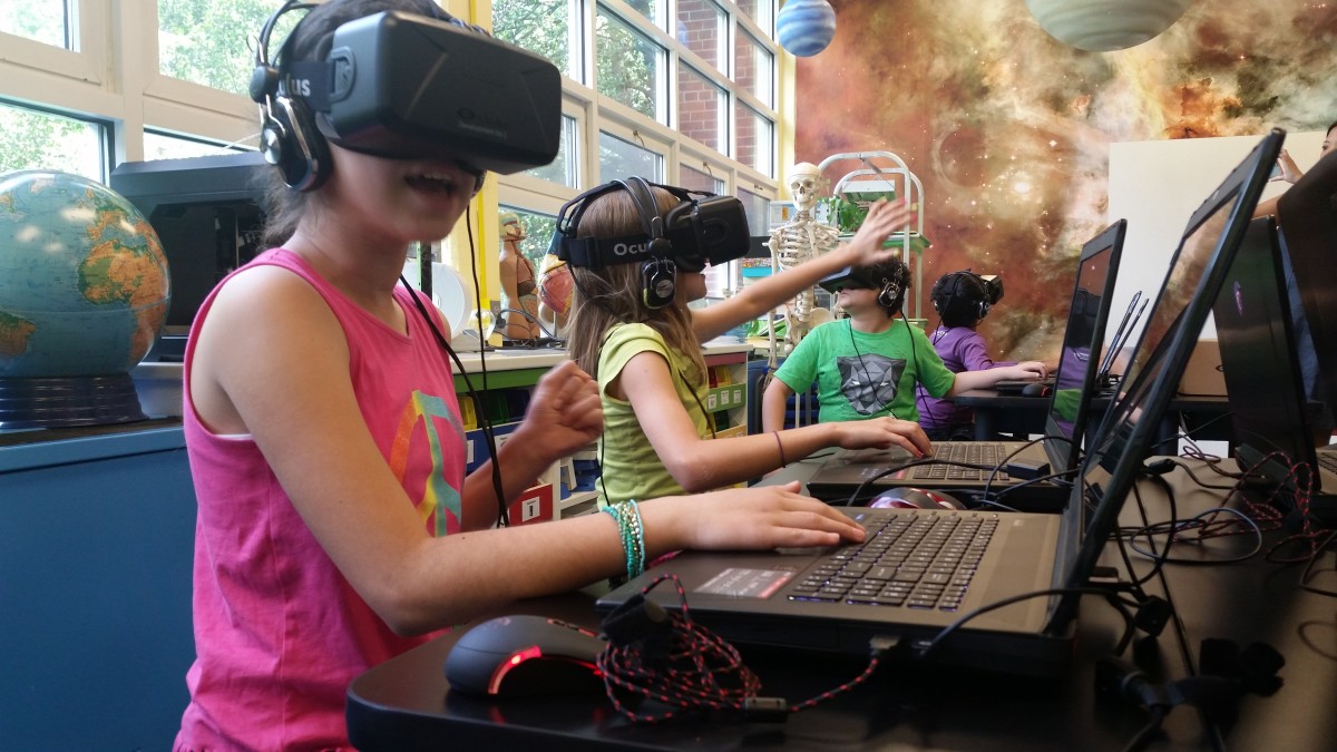 Résultat de recherche d'images pour "virtual reality in classroom"