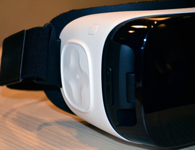 Samsung-Gear-VR-AKA-'Consumer-Version'-(SM-R322NZWAXAR)-trackpad